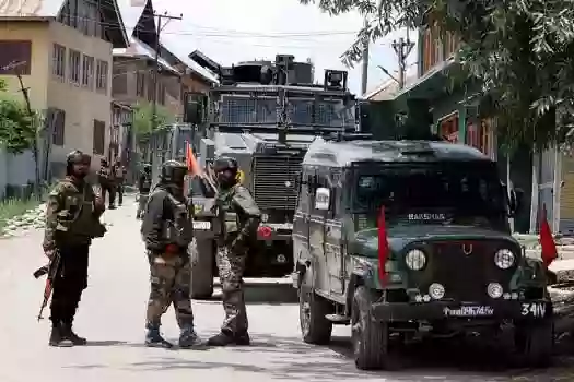 श्रीनगर में चेकपोस्ट पर आतंकियों का हमला, 1 पुलिस अधिकारी शहीद, 2 घायल