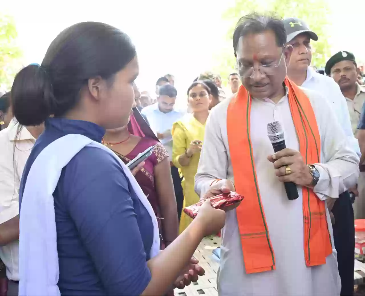 हाईस्कूल सर्टिफिकेट परीक्षा में स्कूल टॉप करने वाली बैगा समुदाय की बिटिया को सीएम ने किया सम्मानित