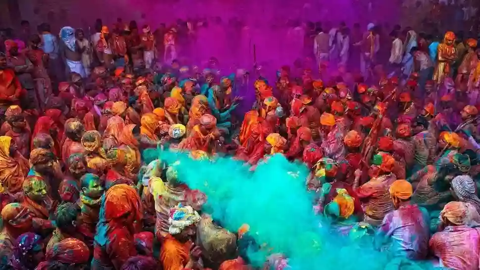 भारत में इन चार जगहों की होली है बेहद अनोखी, इसे देखने विदेशों से तक आते पर्यटक