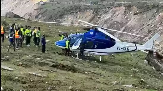 केदारनाथ में चकरघिन्नी बना हेलिकॉप्टर ; पायलट की सूझबूझ से 6 यात्रियों की बची जान, लोग बोले- बाबा केदार की रही कृपा