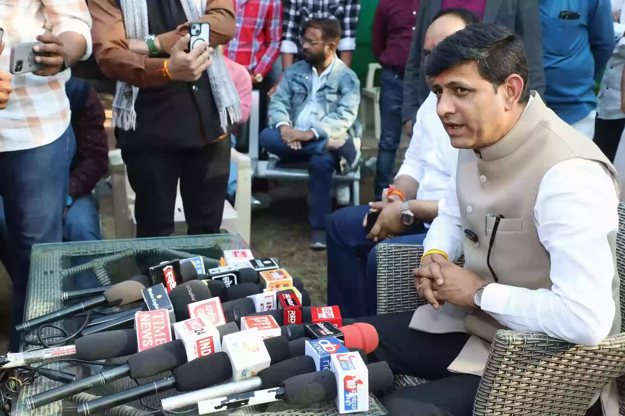 ‘ऐसे सिस्टम में काम करना संभव नहीं’ — फिर भी कुर्सी से क्यों चिपके हैं इंदौर महापौर पुष्यमित्र भार्गव?