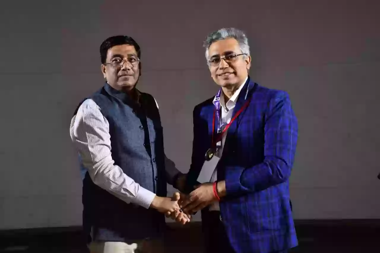 एम्स भोपाल के डॉ. वरुण मल्होत्रा को फिज़िकॉन-2025 में मिला रामेंद्र सुंदर सिन्हा मेमोरियल ऑरेशन अवॉर्ड 2025
