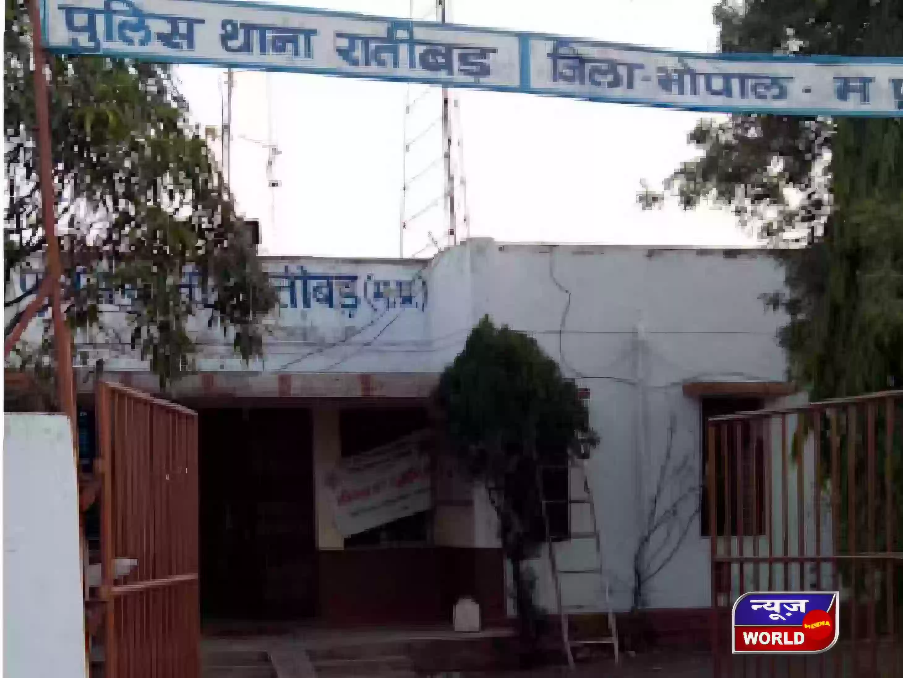 प्रिंसिपल की डांट से डरकर आधी रात नवोदय स्कूल से भागे 9वीं के दो छात्र! CCTV में दिखे पैदल जाते हुए, भोपाल में मचा हड़कंप