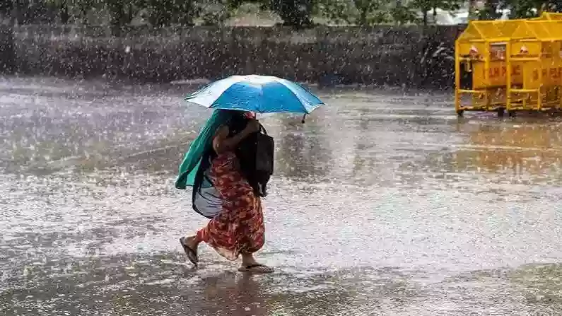 दिल्ली में फिर मौसम ने बदली करवट, तेज आंधी के साथ हो रही जोरदार बारिश