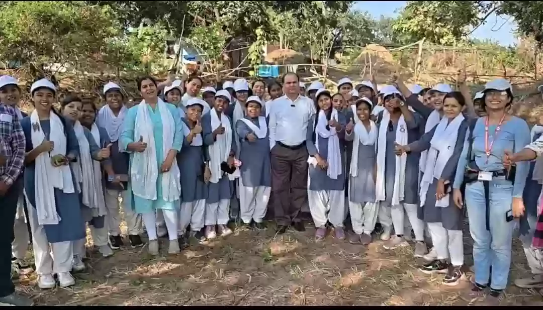 ‘ज्ञान पर्यटन’ का हिस्सा बनीं गीतांजलि शासकीय कन्या महाविद्यालय की छात्राएं, केकड़िया के जनजातीय समुदाय के जीवनशैली देख हुईं आनंदित