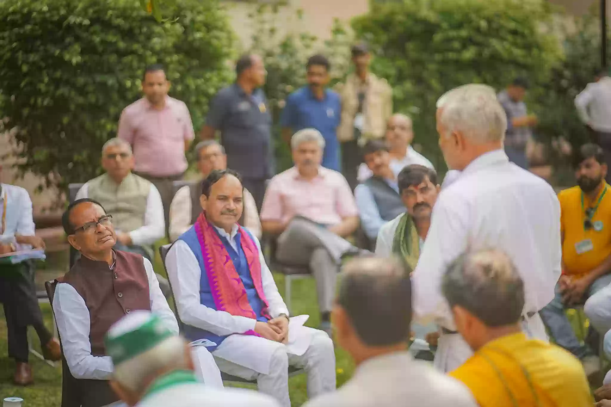 किसानों से मिले कृषि मंत्री शिवराज: खेती को लाभकारी बनाने और उर्वरा शक्ति बढ़ाने के सुझाए उपाय