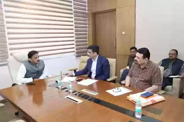 गुढ़ इंडस्ट्रियल एरिया में चल रहे विकास कार्यों की नियमित समीक्षा की जाए, किसी भी प्रकार की लापरवाही स्वीकार नहीं: राजेंद्र शुक्ल