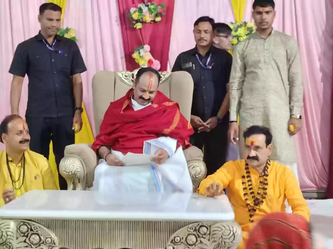 डबरा के नवग्रह शक्ति पीठ में गूंजे शिवपुराण के स्वर, पंडित प्रदीप मिश्रा के प्रवचन से शिवमय हुआ वातावरण
