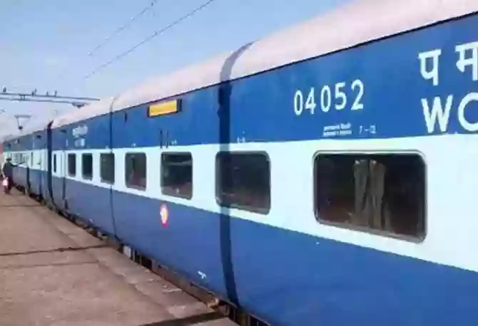 चलती ट्रेन में यात्री पर पेट्रोल डालकर लगाई आग, 9 लोग घायल, 3 के शव मिले