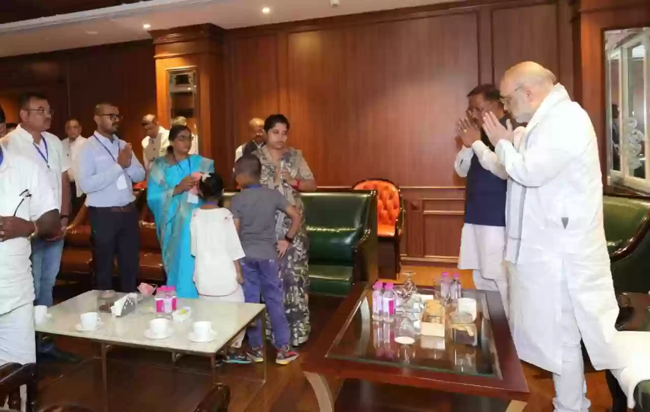 केंद्रीय गृहमंत्री अमित शाह शहीद आकाश राव गिरिपुंजे के परिजनों से मिले और ये कहा...