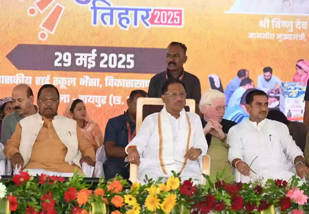 मुख्यमंत्री विष्णु देव साय ने समाधान शिविर में 110 हितग्राहियों को प्रधानमंत्री आवास की सौंपी चाबी