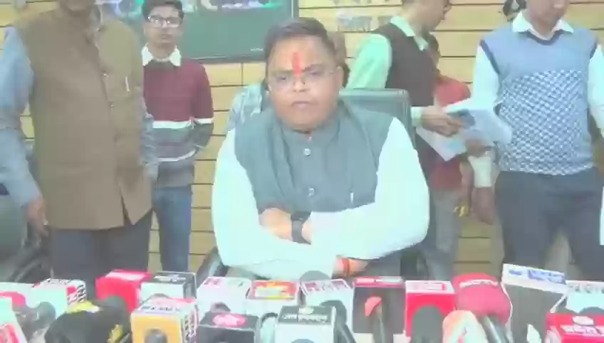इंदौर कलेक्टर शिवम वर्मा ने सुनी लोगों की समस्या, 285 आवेदनों का किया निराकरण