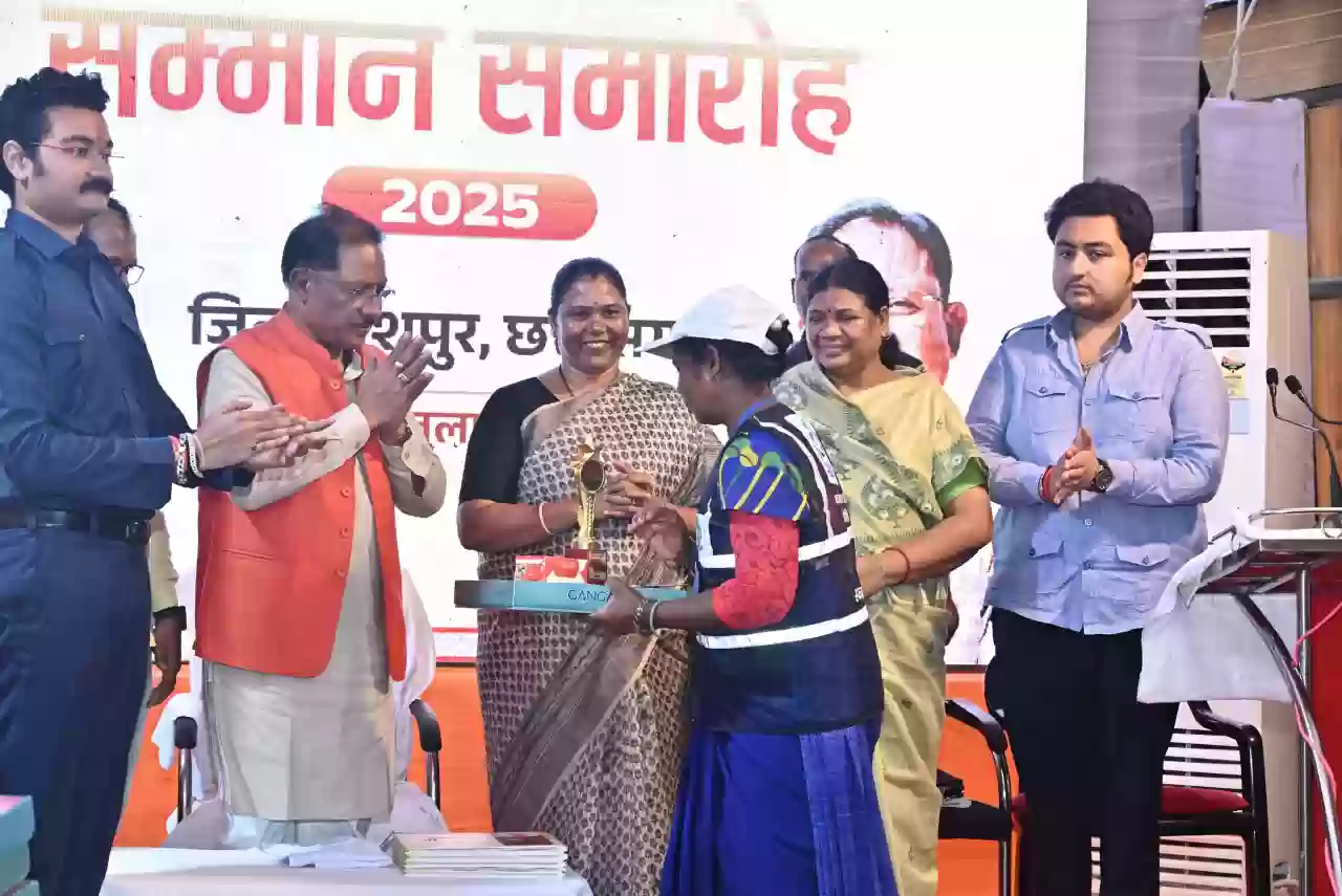 देश को स्वच्छ और स्वस्थ बनाने में स्वच्छता दीदियों की भूमिका महत्वपूर्ण रही है: विष्णु देव साय