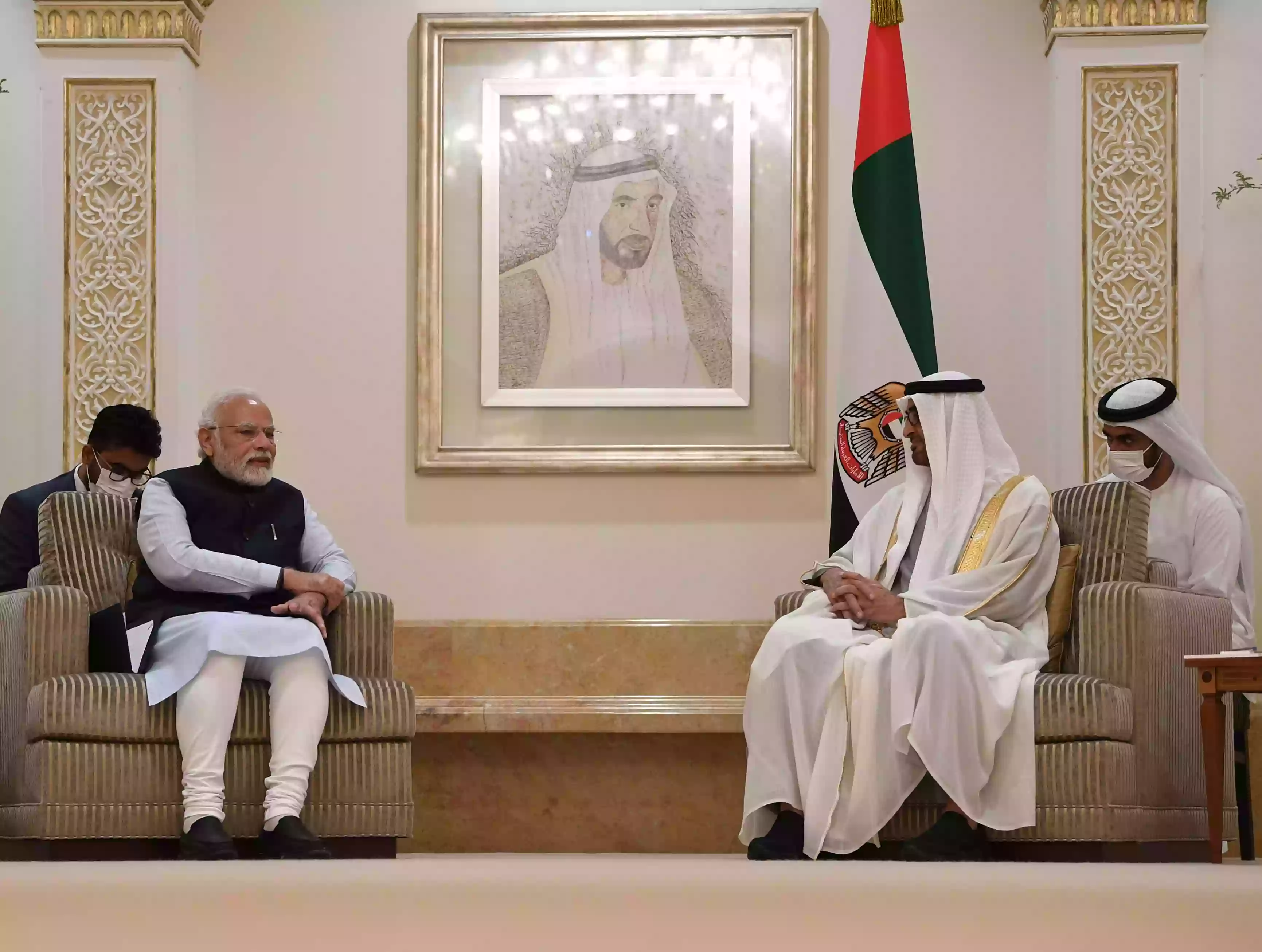 अबू धाबी पहुंचे पीएम मोदी, यूएई के राष्ट्रपति शेख मोहम्मद बिन जायद अल नाहयान ने की अगवानी