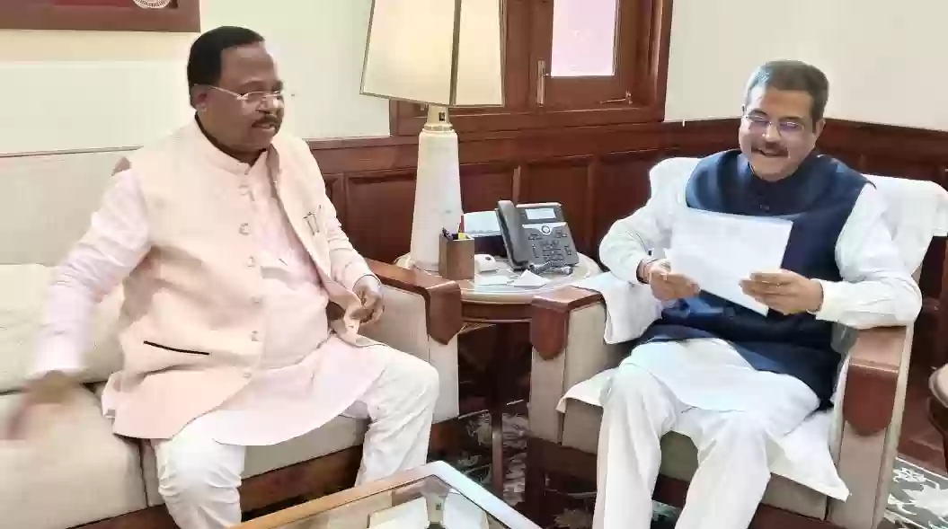 जनजातीय बाहुल्य क्षेत्र रामानुगंज में खुलेगा केंद्रीय विद्यालय, प्रदेश के मंत्री राम विचार नेताम ने केंद्रीय शिक्षामंत्री धर्मेंद्र प्रधान से की मुलाकात