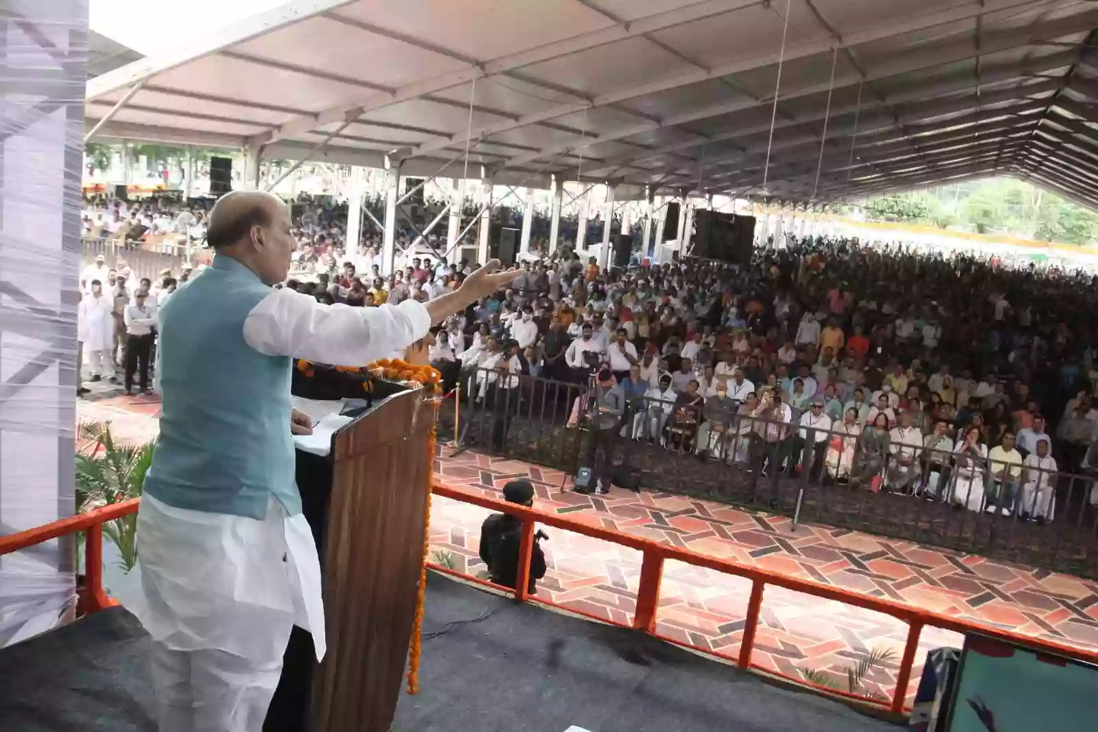 मैं जवाहरलाल नेहरू की नीतियों की आलोचना करता हूं, उनकी मंशा की नहीं : राजनाथ सिंह
