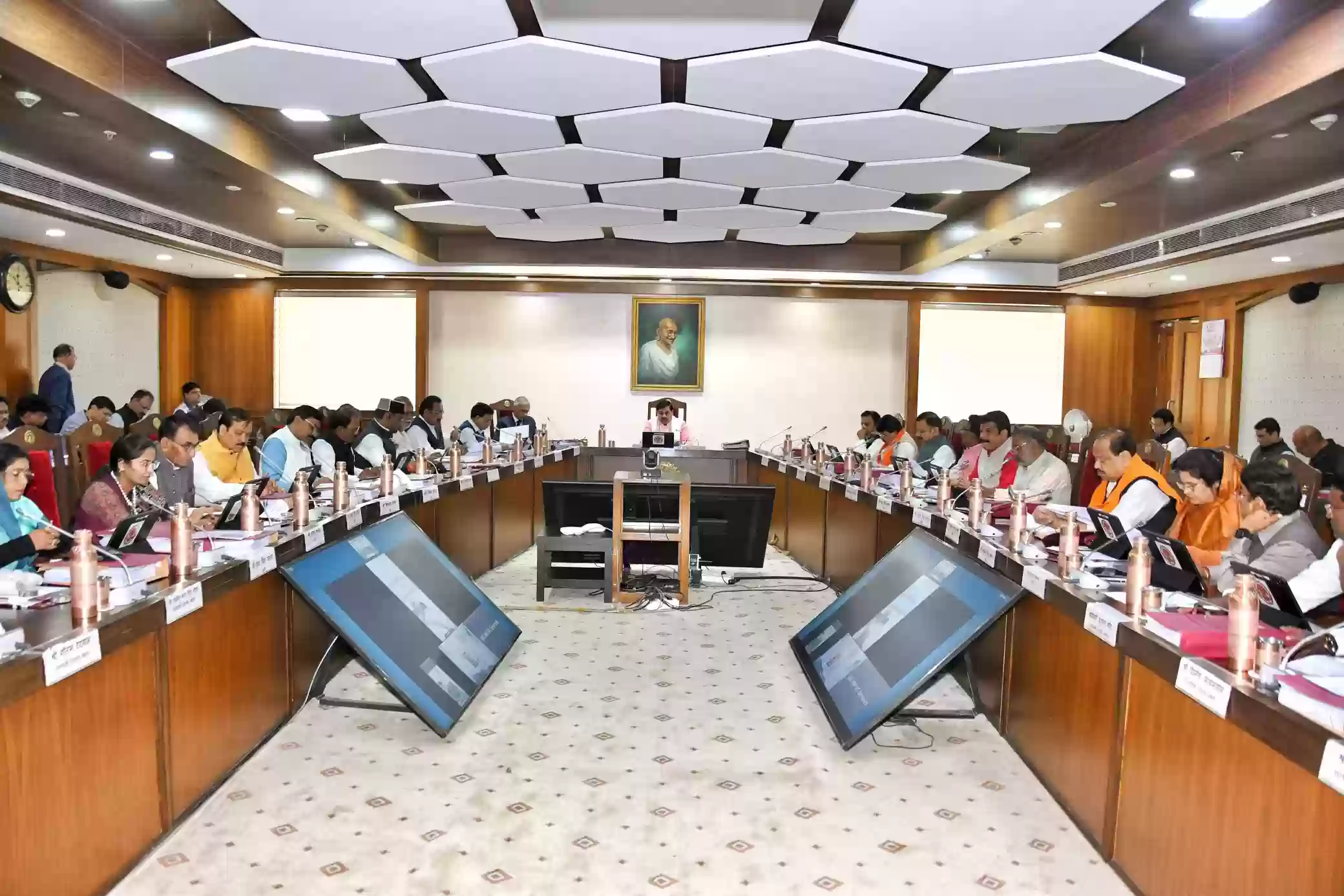 मोहन कैबिनेट का बड़ा फैसला: MP में 200 नए सांदिपनी स्कूल, शिक्षकों को वेतनमान राहत और सोलर स्टोरेज परियोजनाओं को मंजूरी