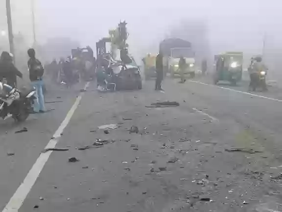 Gwalior–Bhind Highway पर कोहरे का कहर: ट्रक ने कुचली वैगन-आर, 4 की दर्दनाक मौत