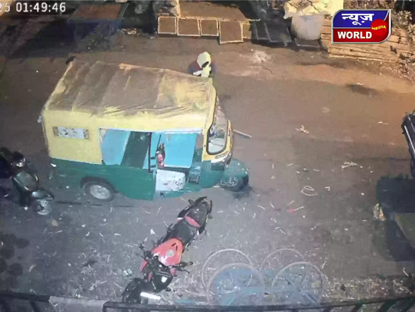 Bhopal Crime News: टीटी नगर के सुनहरी बाग में बदमाश ने 40 सेकंड में जला दिया CNG ऑटो, CCTV में कैद वारदात