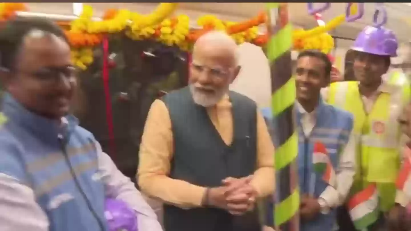 पीएम मोदी ने किया देश की पहली अंडरवाटर मेट्रो टनल का उद्घाटन, ट्रेन में सवार बच्चों संग की बात