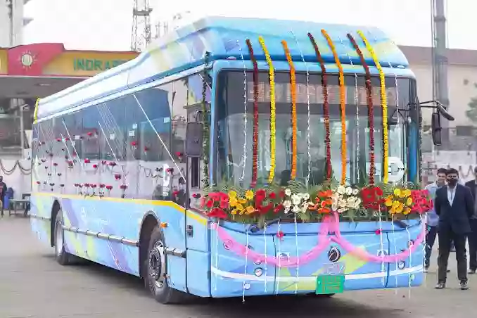 दिल्ली सरकार ने एक साथ 150 इलेक्ट्रिक बसें सड़क पर उतरी, 3 दिन तक जनता के लिए रहेगी मुफ्त यात्रा
