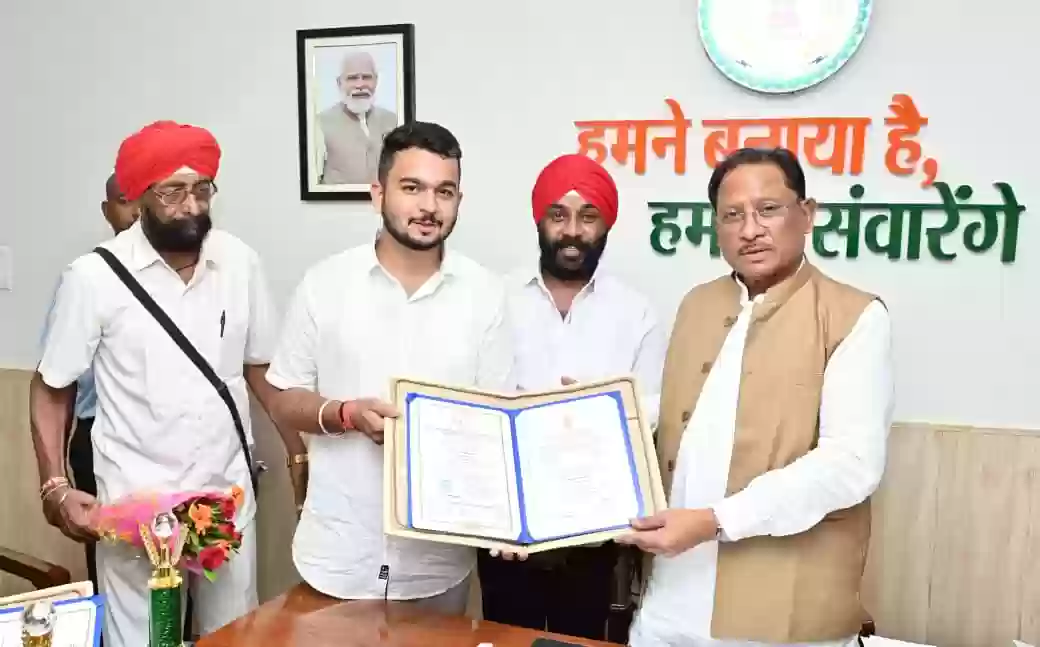 राष्ट्रपति सम्मान से सम्मानित रोवर देवाशीष मखीजा और रेंजर मनतृप्त कौर सीएम साय से मिले