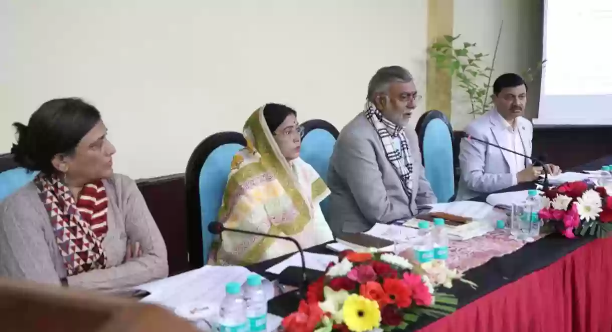 कैबिनेट मंत्री प्रहलाद पटेल के अधिकारियों को निर्देश- प्रतिमाह फील्ड विजिट करके योजनाओं की धरातल पर स्थिति देखें