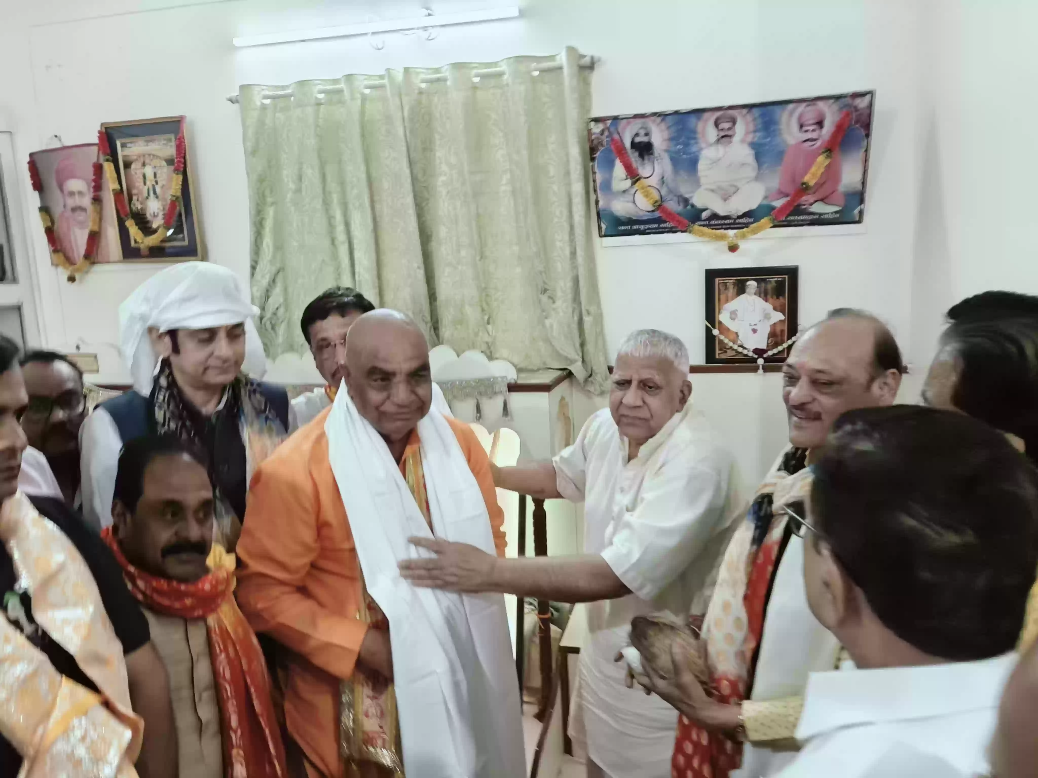 भोपाल चैंबर ऑफ कॉमर्स चुनाव: उन्नति पैनल ने संत हिरदाराम की समाधि पर टेका माथा, सिद्ध भाऊ से लिया आशीर्वाद
