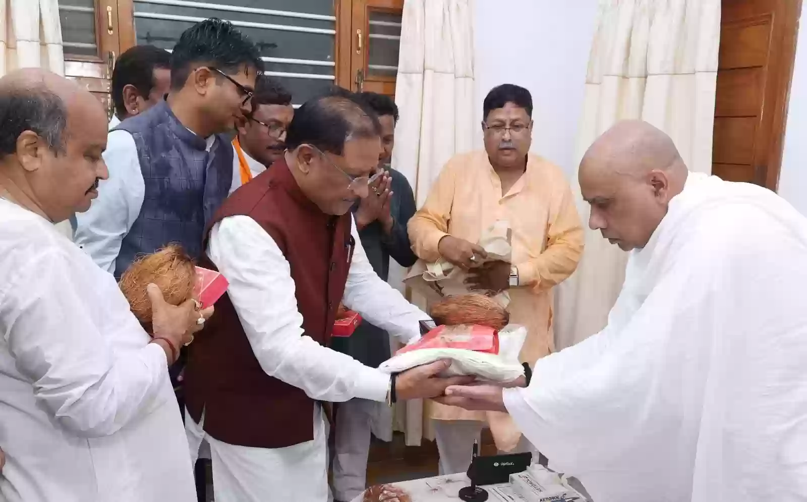 गुरू पूर्णिमा पर बनोरा आश्रम पहुंचे सीएम साय, गुरु दर्शन कर मांगी प्रदेश की खुशहाली