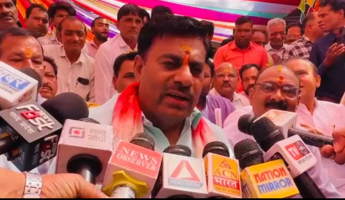 विधायक रामेश्वर शर्मा के युवा सदन कार्यालय में खेली गई फूलों की होली, भजनों पर देर तक झूमे लोग