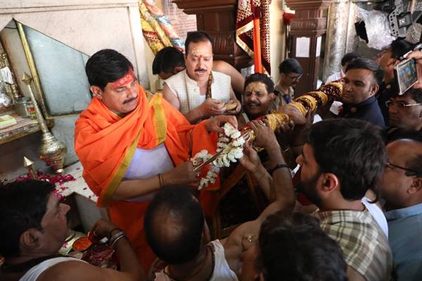 सीएम डॉ. मोहन यादव ने भगवान महाकाल का पूजन और अभिषेक किया, रंग पंचमी पर खेली फूलों की होली