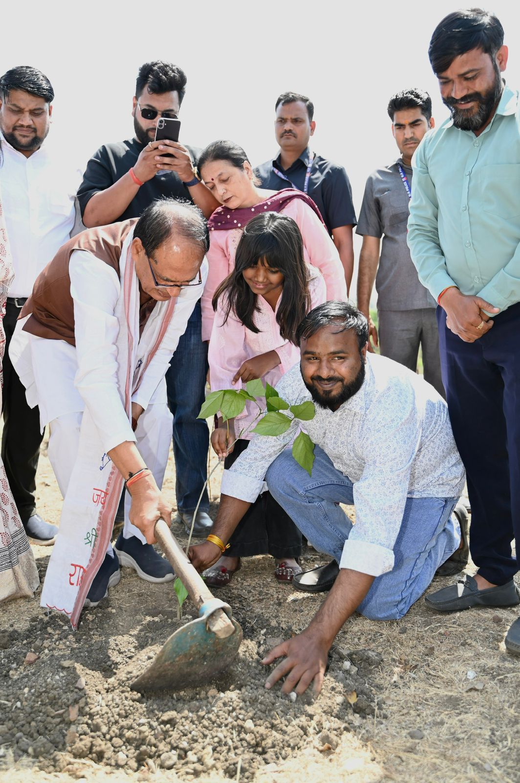 जन्मदिन पर कल्याण सिंह परमार ने शिवराज सिंह चौहान के साथ किया पौधारोपण, दिया पर्यावरण संरक्षण का संदेश