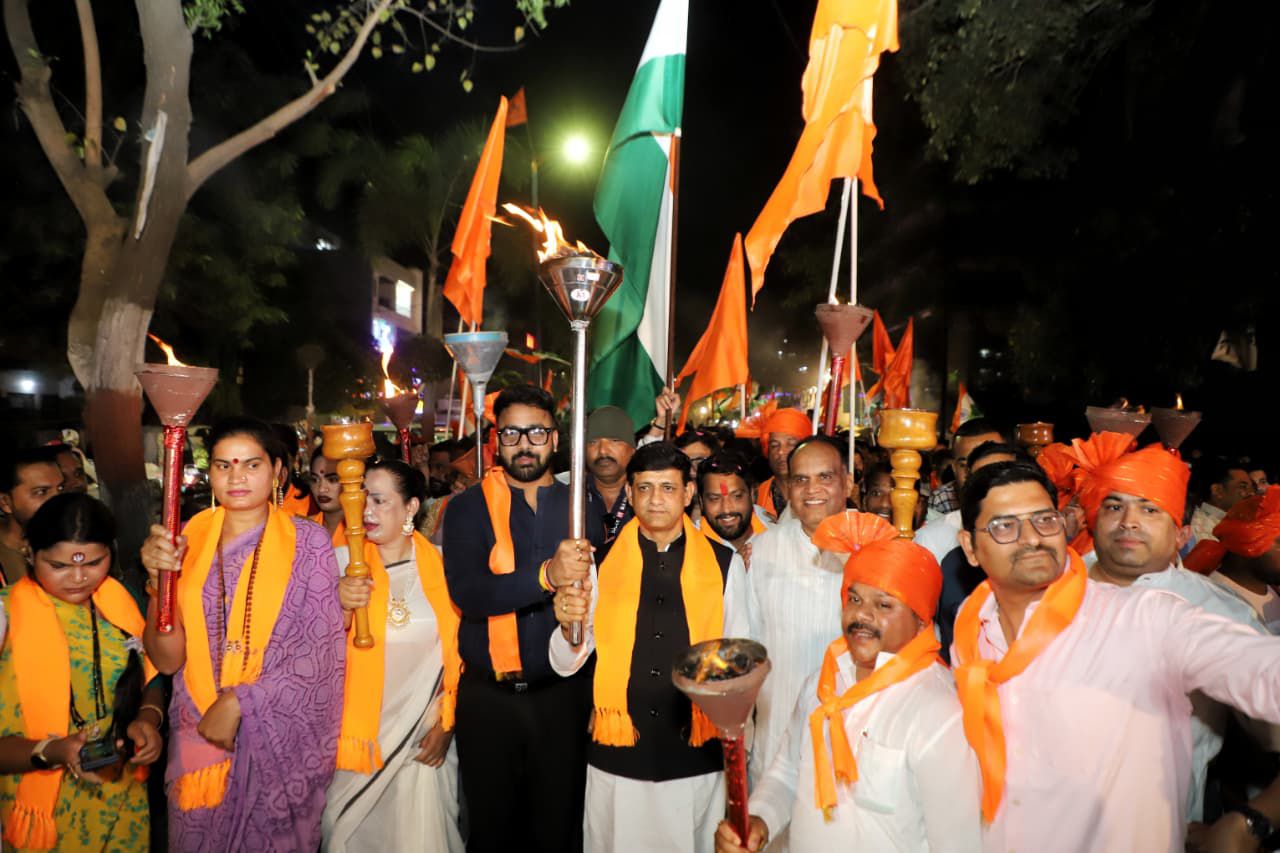 शहीदों की स्मृति में महापौर पुष्यमित्र भार्गव के नेतृत्व में निकाली गई भव्य मशाल यात्रा, उमड़ी भीड़