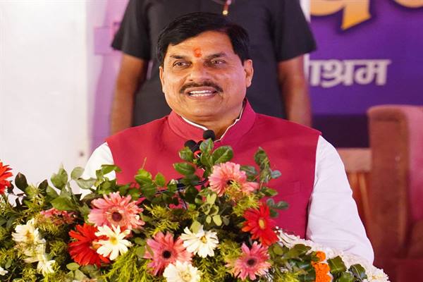 मुख्यमंत्री डॉ. मोहन यादव वृंदावन पहुंचकर संतों को सिंहस्थ के लिए किया आमंत्रित, संघ प्रमुख मोहन भागवत भी रहे मौजूद