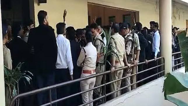 Bhopal Court Clash: कोर्ट में वकील पर हमला, जज के सामने मारपीट और धमकी से मचा हड़कंप