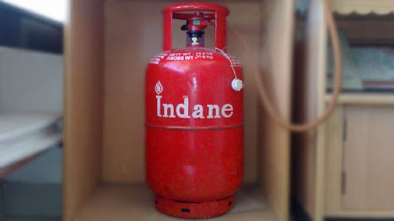 घर में सिलेंडर खत्म हुआ तो ससुराल पक्ष ने दामाद के घर में घुस कर की तोड़-फोड़