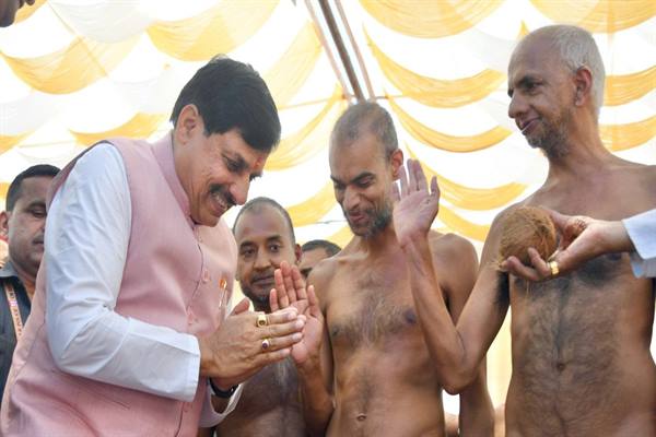 महावीर जयंती पर मुख्यमंत्री डॉ. मोहन यादव ने जैन मुनि संभव सागर महाराज से प्राप्त किया आशीर्वाद