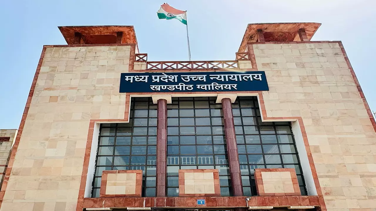 मौत के बाद भी नहीं मरता इंसाफ — ग्वालियर हाईकोर्ट ने 22 साल पुरानी लड़ाई में दिवंगत अधिकारी के परिवार को दिलाया पूरा हक