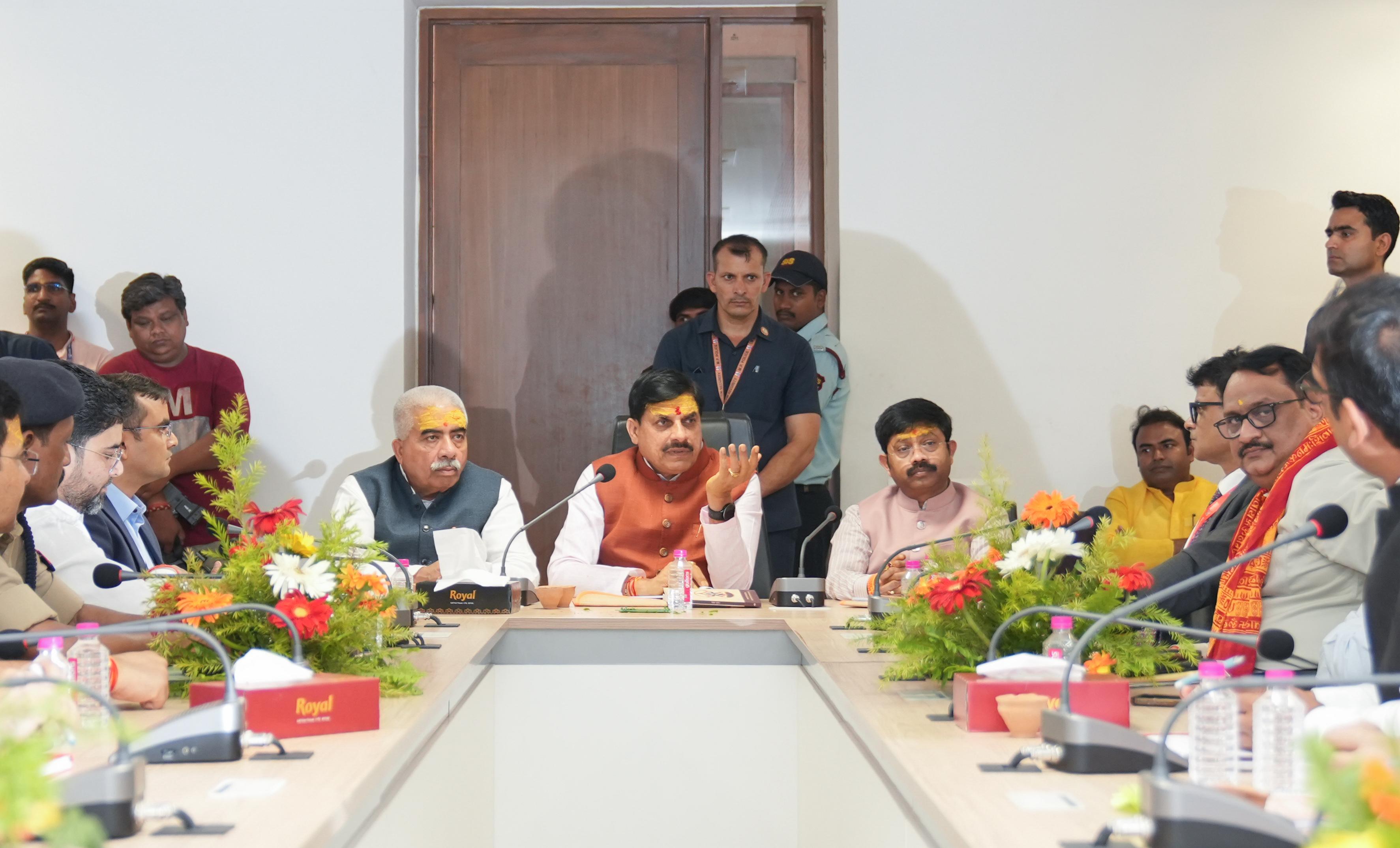 मुख्यमंत्री डॉ. मोहन यादव वाराणसी पहुंचे, बाबा विश्वनाथ मंदिर में किए दर्शन