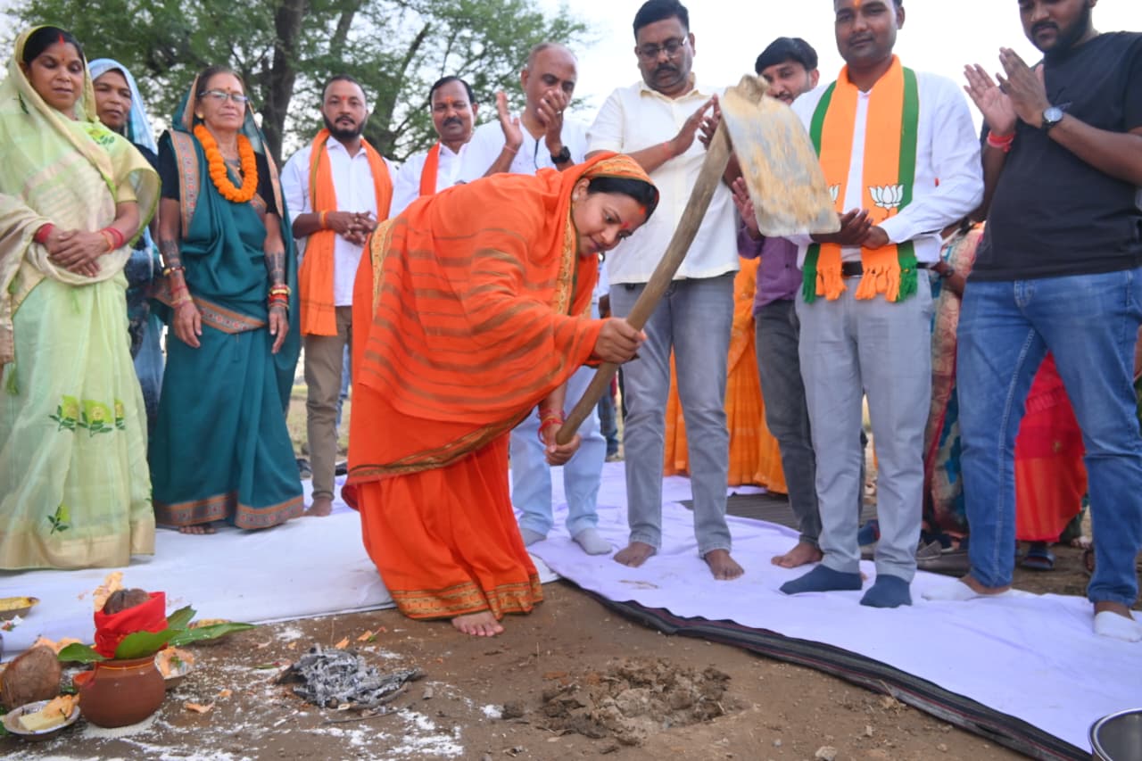 मंत्री लक्ष्मी राजवाड़े ने जयनगर-कासापारा में 3.80 करोड़ रुपए लागत की सड़क के निर्माण कार्य का किया पूजन