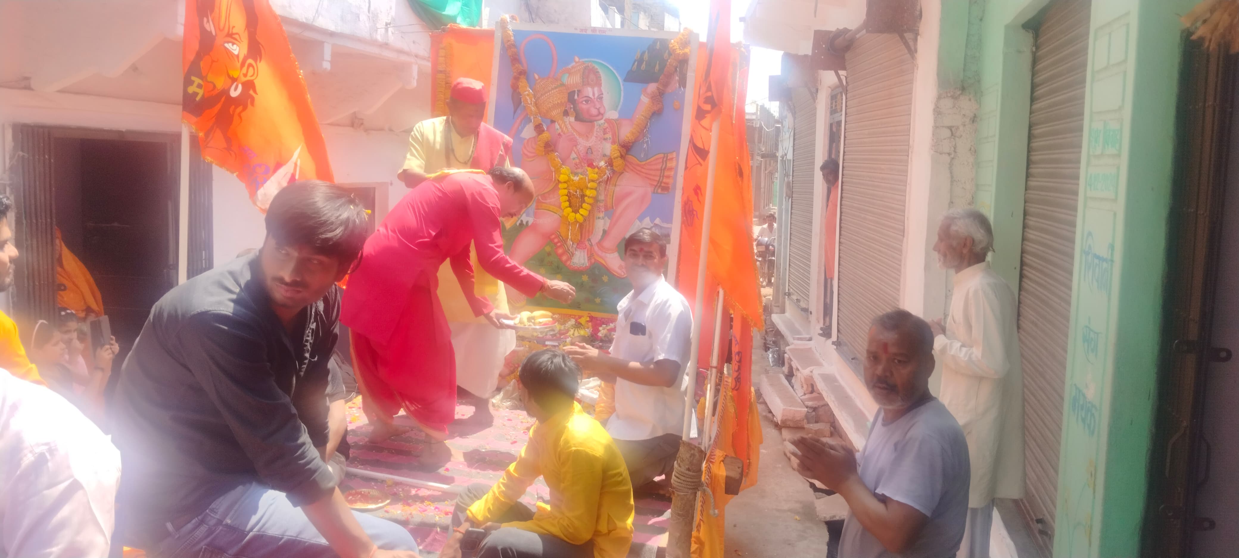 बामौर कलां में हनुमान जन्मोत्सव पर उमड़ा आस्था का सैलाब — तीन डीजे, पुष्प वर्षा और जयघोषों से गूंजा पूरा गांव