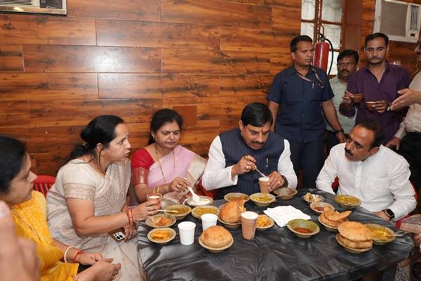 सीएम डॉ. मोहन यादव ने वाराणसी में मशहूर कचौड़ी और पूरी-राम भाजी का लिया स्वाद, जनता से संवाद भी किया