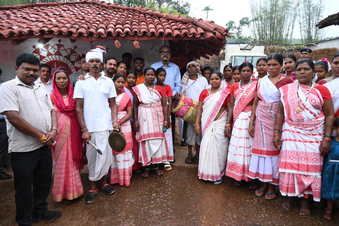 राज्यपाल रमेन डेका जशपुर के केरेगांव होम-स्टे पहुंचे, आतिथ्य परंपरा से हुए रूबरू