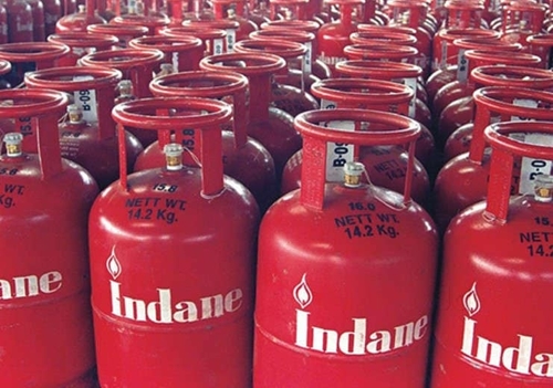 गैस संकट में एजेंसियों का खेल! 80 हजार उपभोक्ताओं से 35 रुपए वसूले, 28 लाख कमाए, जांच शुरू