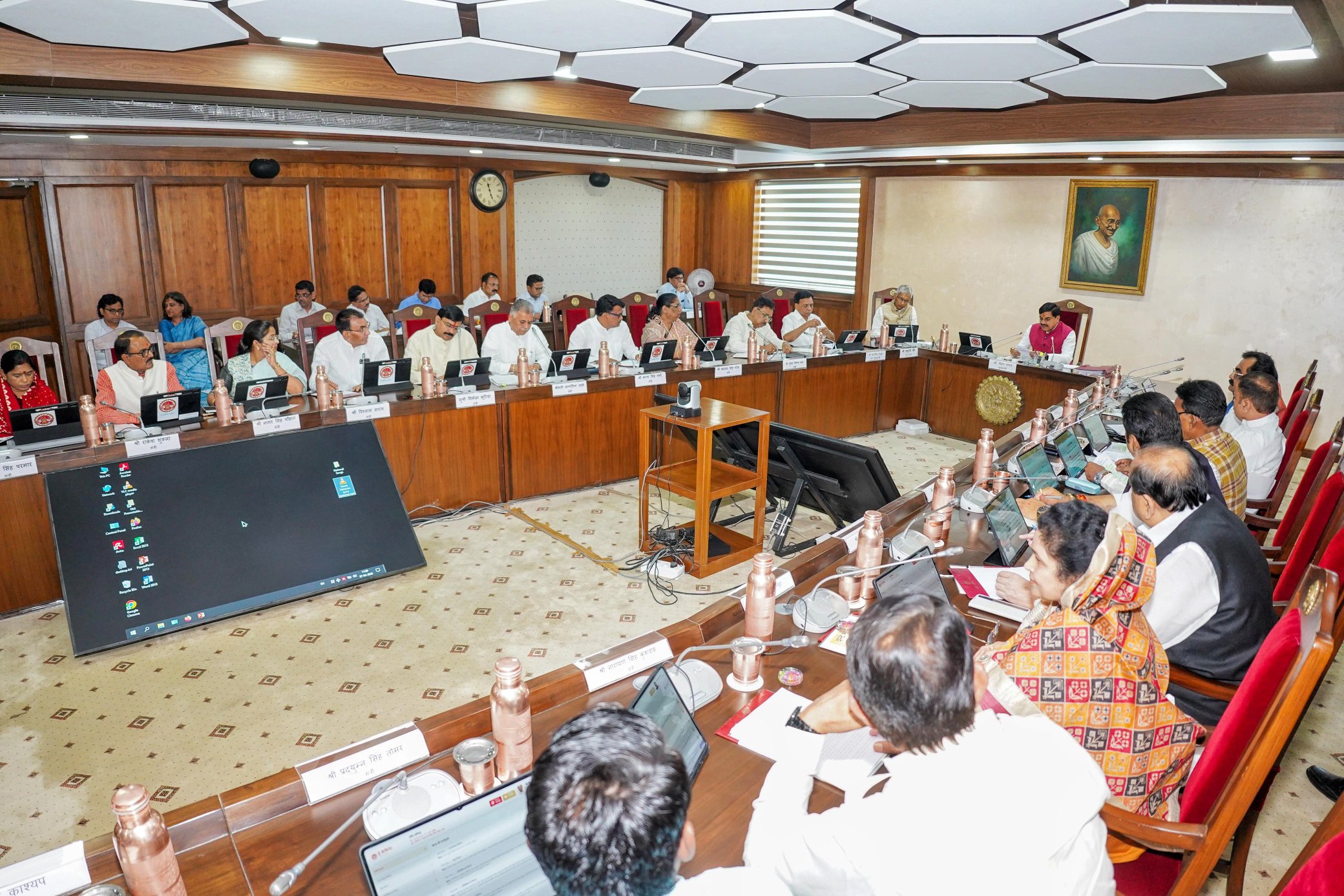 MP कैबिनेट के बड़े फैसले: 9 अप्रैल से गेहूं खरीदी, SC छात्रों को ₹10,000, सड़कों-एयरपोर्ट समेत करोड़ों के प्रोजेक्ट मंजूर