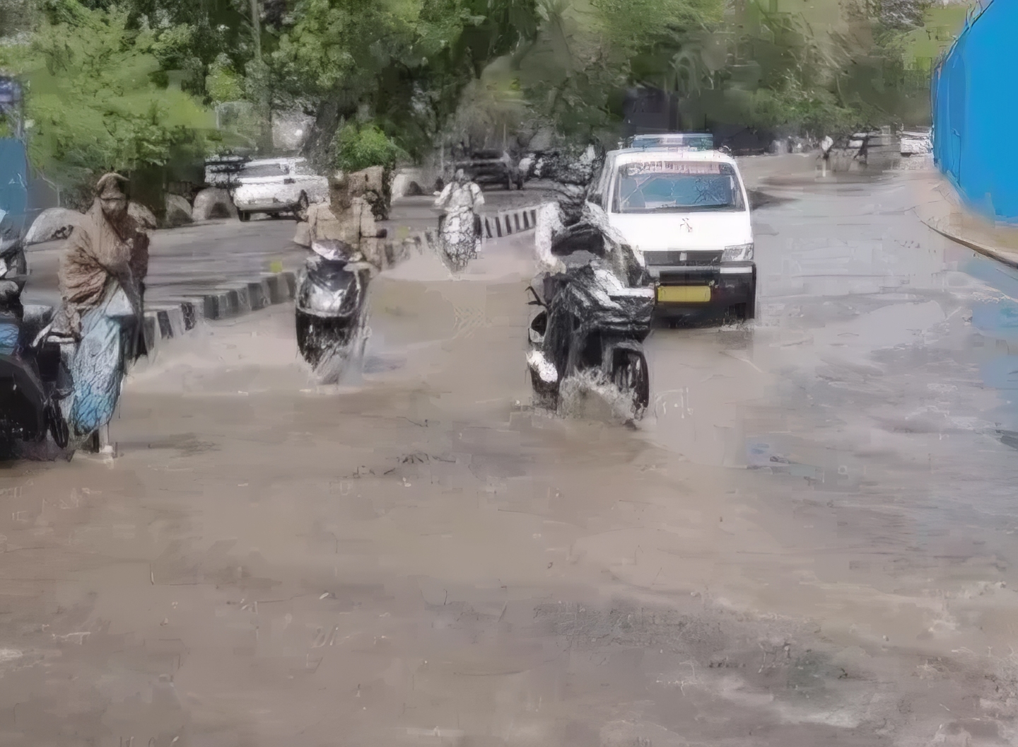 भोपाल में राजभवन के सामने सड़क धंसी, पाइपलाइन फटने से भरा पानी; हादसा टला, ट्रैफिक चलता रहा