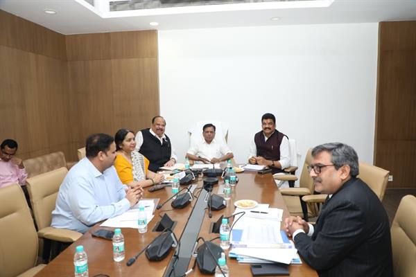 मंत्रिमंडल समिति ने पेट्रोल, डीजल, एलपीजी व सीएनजी आपूर्ति की समीक्षा की, जिला-तहसील स्तर पर भी कमर्शियल सिलेंडर उपलब्ध कराने के निर्देश