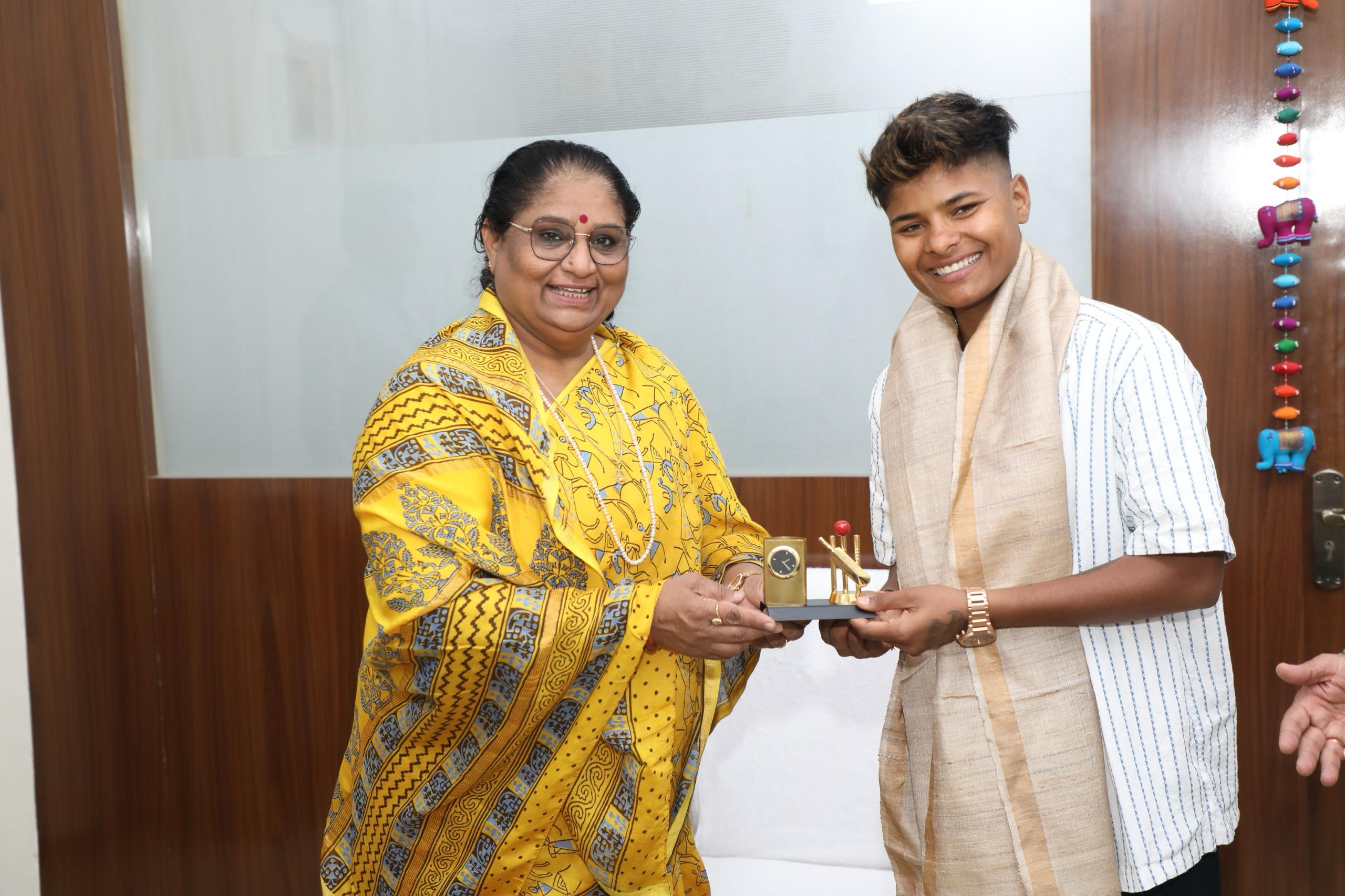 महिला-बाल विकास मंत्री भूरिया से अंतर्राष्ट्रीय महिला क्रिकेटर क्रांति गौड़ ने की सौजन्य भेंट