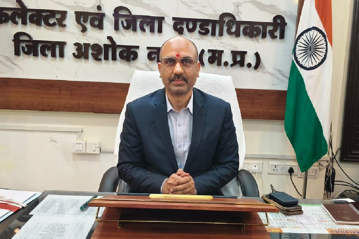 तीन दिन से तुलाई बंद, भड़के किसानों ने किया चक्काजाम; मौके पर पहुंचे कलेक्टर ने अफसरों को लगाई सख्त फटकार