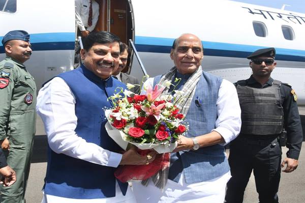 मुख्यमंत्री डॉ. मोहन यादव ने केंद्रीय रक्षा मंत्री राजनाथ सिंह के भोपाल पहुंचने पर की अगवानी